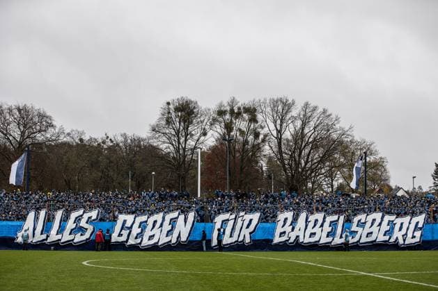 Potsdam, Deutschland 15. November 2025: Landespokal Brandenburg - 2025 2026 - 1 4 Finale - Babelsberg 03 vs. Energie Cottbus Im Bild: Fanblock Babelsberg 03 Karl-Liebknecht-Stadion Brandenburg Copyright: xFotostandx xWeilandx