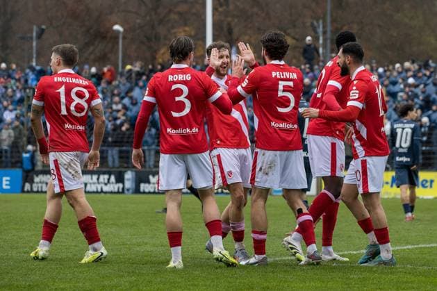 Potsdam, Deutschland 15. November 2025: Landespokal Brandenburg - 2025 2026 - 1 4 Finale - Babelsberg 03 vs. Energie Cottbus Im Bild: Mitte Dominik Pelivan (Energie Cottbus) jubelt nach seinem Tor zum 1:2 mit v.l. Erik Engelhardt (Energie Cottbus), Henry Rorig (Energie Cottbus), Tim Campulka (Energie Cottbus), King Manu (Energie Cottbus) und Tolcay Cigerci (Energie Cottbus) Karl-Liebknecht-Stadion Brandenburg Copyright: xFotostandx xWeilandx