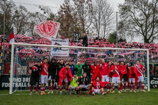 Potsdam, Deutschland 15. November 2025: Landespokal Brandenburg - 2025 2026 - 1 4 Finale - Babelsberg 03 vs. Energie Cottbus Im Bild: Die Mannschaft von Energie Cottbus feiert mit den Fans. Karl-Liebknecht-Stadion Brandenburg Copyright: xFotostandx xWeilandx