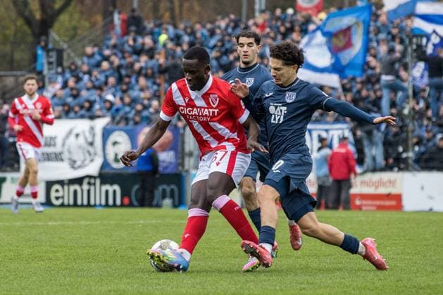Potsdam, Deutschland 15. November 2025: Landespokal Brandenburg - 2025 2026 - 1 4 Finale - Babelsberg 03 vs. Energie Cottbus Im Bild: v. li. im Zweikampf Merveille Biankadi (Energie Cottbus) und Maurice Covic (Babelsberg 03) Karl-Liebknecht-Stadion Brandenburg Copyright: xFotostandx xWeilandx
