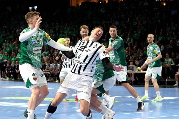 DEU, DHB, 1.HBL, Fuechse Berlin vs. THW Kiel, 15.11.2025, Max-Schmeling-Halle, Berlin, DEU, DHB, 1.HBL, Fuechse Berlin vs. THW Kiel, im Bild Lasse Andersson (Fuechse Berlin 11), Domagoj Duvnjak (THW Kiel 4)