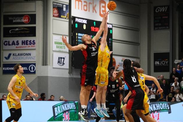 ProA - Phoenix Hagen vs. Bayer Giants Leverkusen, Hagen, 15.11.2025, Ischelandhalle Hagen Tippoff zwischen Phoenix Hagen und Bayer Giants Leverkusen. Tim Uhlemann (Phoenix Hagen, 21, Forward) und Dennis Heinzmann ( 22, Bayer Giants Leverkusen, C) ; ProA - Phoenix Hagen vs. Bayer Giants Leverkusen, Hagen, 15.11.2025, Ischelandhalle Hagen Copyright: xBEAUTIFULxSPORTS Piepenstockx
