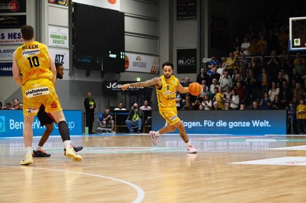 ProA - Phoenix Hagen vs. Bayer Giants Leverkusen, Hagen, 15.11.2025, Ischelandhalle Hagen Marcus Graves (Phoenix Hagen, 0, Guard) beim Spielaufbau. Fabian Bleck (Phoenix Hagen, 10, Forward) stellt Block ; ProA - Phoenix Hagen vs. Bayer Giants Leverkusen, Hagen, 15.11.2025, Ischelandhalle Hagen Copyright: xBEAUTIFULxSPORTS Piepenstockx