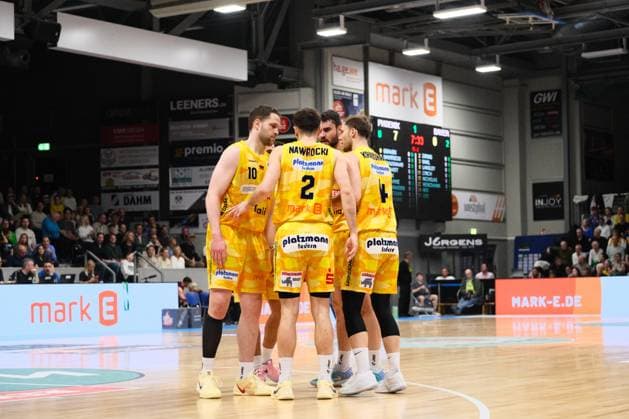 ProA - Phoenix Hagen vs. Bayer Giants Leverkusen, Hagen, 15.11.2025, Ischelandhalle Hagen Fabian Bleck (Phoenix Hagen, 10, Forward), Dennis Nawrocki (Phoenix Hagen, 2, Guard), Bjarne Kraushaar (Phoenix Hagen, 4, Guard), Tim Uhlemann (Phoenix Hagen, 21, Forward) ; ProA - Phoenix Hagen vs. Bayer Giants Leverkusen, Hagen, 15.11.2025, Ischelandhalle Hagen Copyright: xBEAUTIFULxSPORTS Piepenstockx
