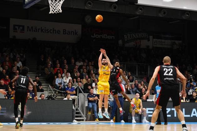 ProA - Phoenix Hagen vs. Bayer Giants Leverkusen, Hagen, 15.11.2025, Ischelandhalle Hagen Tim Uhlemann (Phoenix Hagen, 21, Forward) beim Dreipunktwurf. Verteidigt von Kobe Langley ( 8, Bayer Giants Leverkusen, PG) ; ProA - Phoenix Hagen vs. Bayer Giants Leverkusen, Hagen, 15.11.2025, Ischelandhalle Hagen Copyright: xBEAUTIFULxSPORTS Piepenstockx