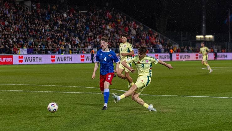 Football - FIFA World Cup, WM, Weltmeisterschaft, Fussball 2026 Qualifying - Group J - Liechtenstein v Wales VADUZ, LIECHTENSTEIN - Saturday, November 15, 2025: Wales Lewis Koumas during the FIFA World Cup 2026 Qualifying Group J match between Liechtenstein and Wales at the Rheinpark Stadion. (Photo by David Rawcliffe Propaganda) VADUZ Rheinpark Stadion VADUZ LIECHTENSTEIN  Copyright: xDavidxRawcliffex P2025-11-15-Liechenstein_Wales-94