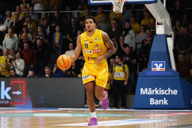 ProA - Phoenix Hagen vs. Bayer Giants Leverkusen, Hagen, 15.11.2025, Ischelandhalle Hagen Marvin Omuvwie (Phoenix Hagen, 11, Forward) beim Spielaufbau ; ProA - Phoenix Hagen vs. Bayer Giants Leverkusen, Hagen, 15.11.2025, Ischelandhalle Hagen Copyright: xBEAUTIFULxSPORTS Piepenstockx