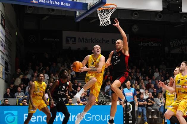 ProA - Phoenix Hagen vs. Bayer Giants Leverkusen, Hagen, 15.11.2025, Ischelandhalle Hagen Devin Schmidt (Phoenix Hagen, 8, Guard) beim zug zum Korb, verteidigt von Viktor Ziring ( 2, Bayer Giants Leverkusen, PG SG) ; ProA - Phoenix Hagen vs. Bayer Giants Leverkusen, Hagen, 15.11.2025, Ischelandhalle Hagen Copyright: xBEAUTIFULxSPORTS Piepenstockx
