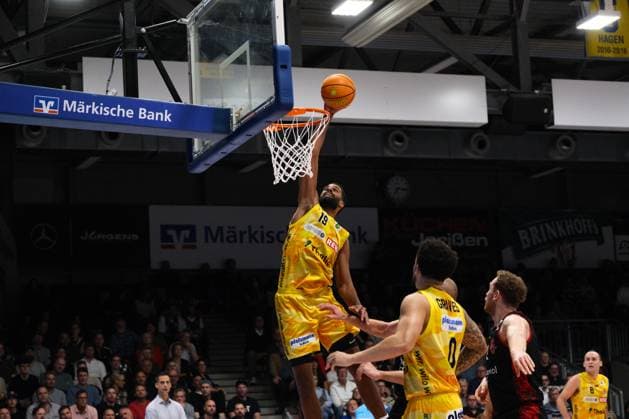 ProA - Phoenix Hagen vs. Bayer Giants Leverkusen, Hagen, 15.11.2025, Ischelandhalle Hagen Lucas N’Guessan (Phoenix Hagen, 19, Center) beim Dunking ; ProA - Phoenix Hagen vs. Bayer Giants Leverkusen, Hagen, 15.11.2025, Ischelandhalle Hagen Copyright: xBEAUTIFULxSPORTS Piepenstockx
