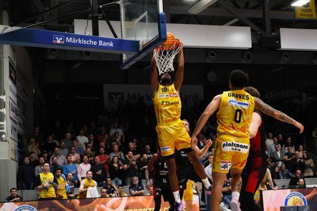 ProA - Phoenix Hagen vs. Bayer Giants Leverkusen, Hagen, 15.11.2025, Ischelandhalle Hagen Lucas N’Guessan (Phoenix Hagen, 19, Center) beim erfolgreichen Dunk ; ProA - Phoenix Hagen vs. Bayer Giants Leverkusen, Hagen, 15.11.2025, Ischelandhalle Hagen Copyright: xBEAUTIFULxSPORTS Piepenstockx