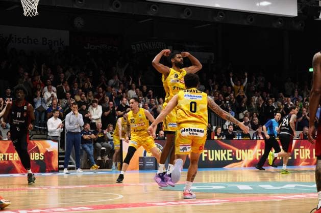 ProA - Phoenix Hagen vs. Bayer Giants Leverkusen, Hagen, 15.11.2025, Ischelandhalle Hagen Lucas N’Guessan (Phoenix Hagen, 19, Center) feiert den erfolgreichen Punkt. Mit Marcus Graves (Phoenix Hagen, 0, Guard). Im Hintergrund Jeffrey Carroll (Phoenix Hagen, 30, Forward) ; ProA - Phoenix Hagen vs. Bayer Giants Leverkusen, Hagen, 15.11.2025, Ischelandhalle Hagen Copyright: xBEAUTIFULxSPORTS Piepenstockx
