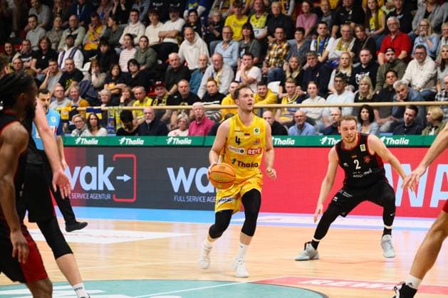 ProA - Phoenix Hagen vs. Bayer Giants Leverkusen, Hagen, 15.11.2025, Ischelandhalle Hagen Bjarne Kraushaar (Phoenix Hagen, 4, Guard) beim zug zum Korb ; ProA - Phoenix Hagen vs. Bayer Giants Leverkusen, Hagen, 15.11.2025, Ischelandhalle Hagen Copyright: xBEAUTIFULxSPORTS Piepenstockx