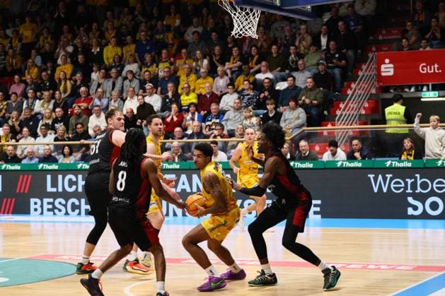 ProA - Phoenix Hagen vs. Bayer Giants Leverkusen, Hagen, 15.11.2025, Ischelandhalle Hagen Marvin Omuvwie (Phoenix Hagen, 11, Forward) unterm Korb, verteidigt von Kobe Langley ( 8, Bayer Giants Leverkusen, PG) und Sören-Eyke Urbansky ( 51, Bayer Giants Leverkusen, C) ; ProA - Phoenix Hagen vs. Bayer Giants Leverkusen, Hagen, 15.11.2025, Ischelandhalle Hagen Copyright: xBEAUTIFULxSPORTS Piepenstockx