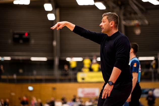 Barmer 2. Basketball Bundesliga Pro A: Sparkassen Stars Bochum - Bozic Estriche Knights Kirchheim; 15.11.2025 Igor Perovic (Trainer Bozic Estriche Knights Kirchheim) gestikuliert Barmer 2. Basketball Bundesliga Pro A: Sparkassen Stars Bochum - Bozic Estriche Knights Kirchheim; Bochum, Rundsporthalle, 15.11.2025 Copyright: xBEAUTIFULxSPORTS Wunderlx