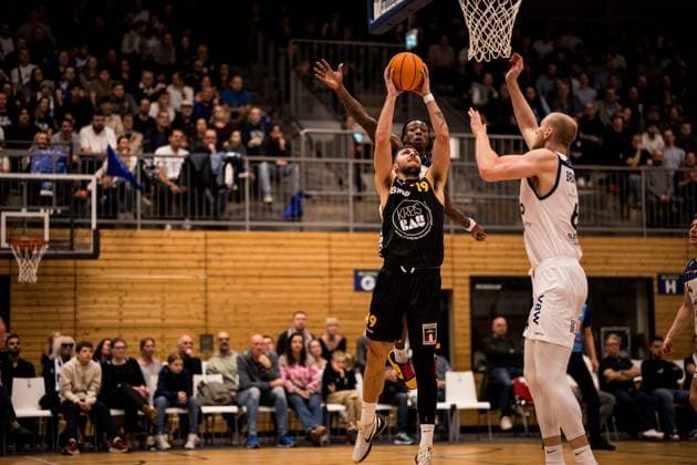 Barmer 2. Basketball Bundesliga Pro A: Sparkassen Stars Bochum - Bozic Estriche Knights Kirchheim; 15.11.2025 Antonio Deshon Williams (Sparkassen Stars Bochum, 1), Aeneas Jung (Bozic Estriche Knights Kirchheim, 19) im Wurf, Aurel Bucur (Sparkassen Stars Bochum, 6) Barmer 2. Basketball Bundesliga Pro A: Sparkassen Stars Bochum - Bozic Estriche Knights Kirchheim; Bochum, Rundsporthalle, 15.11.2025 Copyright: xBEAUTIFULxSPORTS Wunderlx