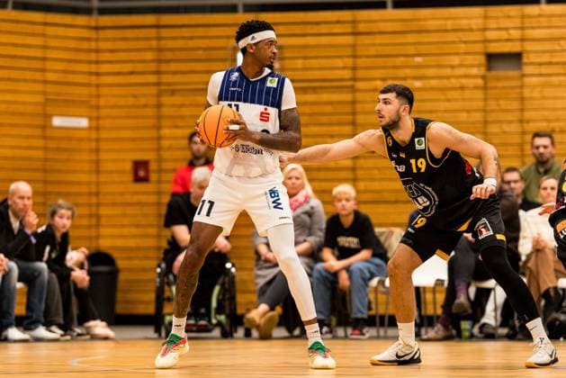 Barmer 2. Basketball Bundesliga Pro A: Sparkassen Stars Bochum - Bozic Estriche Knights Kirchheim; 15.11.2025 Dravon Magnum (Sparkassen Stars Bochum, 11) am Ball, Aeneas Jung (Bozic Estriche Knights Kirchheim, 19) Barmer 2. Basketball Bundesliga Pro A: Sparkassen Stars Bochum - Bozic Estriche Knights Kirchheim; Bochum, Rundsporthalle, 15.11.2025 Copyright: xBEAUTIFULxSPORTS Wunderlx