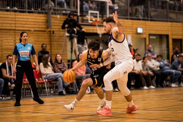 Barmer 2. Basketball Bundesliga Pro A: Sparkassen Stars Bochum - Bozic Estriche Knights Kirchheim; 15.11.2025 Nicholas Gerard Spinoso (Bozic Estriche Knights Kirchheim, 13) am Ball, Kilian Dietz (Sparkassen Stars Bochum, 8) Barmer 2. Basketball Bundesliga Pro A: Sparkassen Stars Bochum - Bozic Estriche Knights Kirchheim; Bochum, Rundsporthalle, 15.11.2025 Copyright: xBEAUTIFULxSPORTS Wunderlx