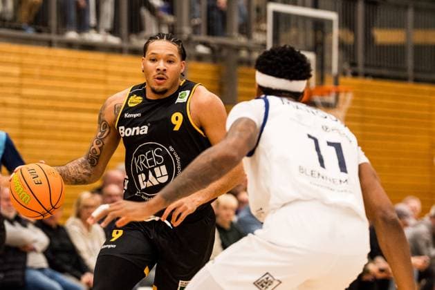 Barmer 2. Basketball Bundesliga Pro A: Sparkassen Stars Bochum - Bozic Estriche Knights Kirchheim; 15.11.2025 Tylan James Pope (Bozic Estriche Knights Kirchheim, 9) am Ball, Dravon Magnum (Sparkassen Stars Bochum, 11) Barmer 2. Basketball Bundesliga Pro A: Sparkassen Stars Bochum - Bozic Estriche Knights Kirchheim; Bochum, Rundsporthalle, 15.11.2025 Copyright: xBEAUTIFULxSPORTS Wunderlx