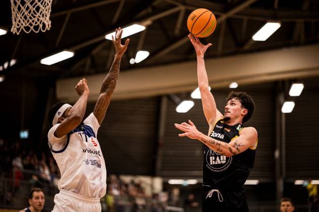 Barmer 2. Basketball Bundesliga Pro A: Sparkassen Stars Bochum - Bozic Estriche Knights Kirchheim; 15.11.2025 Dravon Magnum (Sparkassen Stars Bochum, 11), Gian Bahattin Aydinoglu (Bozic Estriche Knights Kirchheim, 4) im Wurf Barmer 2. Basketball Bundesliga Pro A: Sparkassen Stars Bochum - Bozic Estriche Knights Kirchheim; Bochum, Rundsporthalle, 15.11.2025 Copyright: xBEAUTIFULxSPORTS Wunderlx