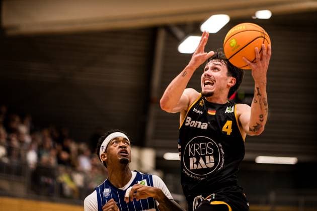 Barmer 2. Basketball Bundesliga Pro A: Sparkassen Stars Bochum - Bozic Estriche Knights Kirchheim; 15.11.2025 Dravon Magnum (Sparkassen Stars Bochum, 11), Gian Bahattin Aydinoglu (Bozic Estriche Knights Kirchheim, 4) im Wurf Barmer 2. Basketball Bundesliga Pro A: Sparkassen Stars Bochum - Bozic Estriche Knights Kirchheim; Bochum, Rundsporthalle, 15.11.2025 Copyright: xBEAUTIFULxSPORTS Wunderlx