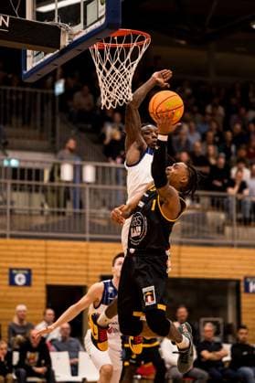 Barmer 2. Basketball Bundesliga Pro A: Sparkassen Stars Bochum - Bozic Estriche Knights Kirchheim; 15.11.2025 Antonio Deshon Williams (Sparkassen Stars Bochum, 1), Phillip Montreal Russell (Bozic Estriche Knights Kirchheim, 1) im Wurf Barmer 2. Basketball Bundesliga Pro A: Sparkassen Stars Bochum - Bozic Estriche Knights Kirchheim; Bochum, Rundsporthalle, 15.11.2025 Copyright: xBEAUTIFULxSPORTS Wunderlx
