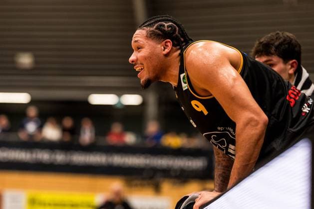 Barmer 2. Basketball Bundesliga Pro A: Sparkassen Stars Bochum - Bozic Estriche Knights Kirchheim; 15.11.2025 Tylan James Pope (Bozic Estriche Knights Kirchheim, 9) brüllt auf der Bank Barmer 2. Basketball Bundesliga Pro A: Sparkassen Stars Bochum - Bozic Estriche Knights Kirchheim; Bochum, Rundsporthalle, 15.11.2025 Copyright: xBEAUTIFULxSPORTS Wunderlx