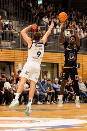 Barmer 2. Basketball Bundesliga Pro A: Sparkassen Stars Bochum - Bozic Estriche Knights Kirchheim; 15.11.2025 Jonas Grof (Sparkassen Stars Bochum, 9), Charles Tyrone Harris Jr. (Bozic Estriche Knights Kirchheim, 3) im Wurf Barmer 2. Basketball Bundesliga Pro A: Sparkassen Stars Bochum - Bozic Estriche Knights Kirchheim; Bochum, Rundsporthalle, 15.11.2025 Copyright: xBEAUTIFULxSPORTS Wunderlx