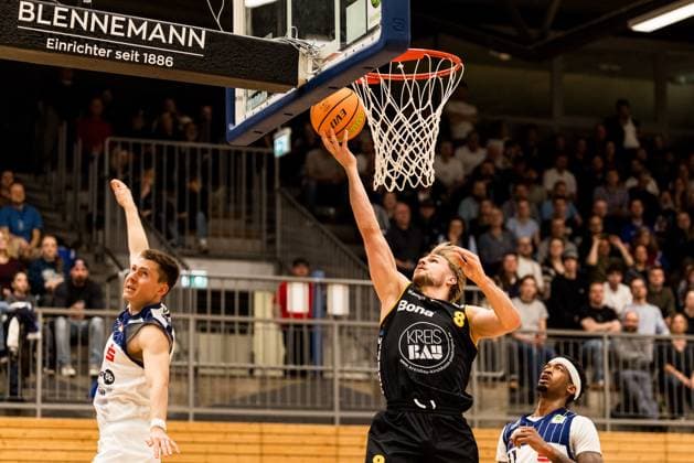 Barmer 2. Basketball Bundesliga Pro A: Sparkassen Stars Bochum - Bozic Estriche Knights Kirchheim; 15.11.2025 Lucas Mayer (Bozic Estriche Knights Kirchheim, 8) im Wurf, Dravon Magnum (Sparkassen Stars Bochum, 11) Barmer 2. Basketball Bundesliga Pro A: Sparkassen Stars Bochum - Bozic Estriche Knights Kirchheim; Bochum, Rundsporthalle, 15.11.2025 Copyright: xBEAUTIFULxSPORTS Wunderlx