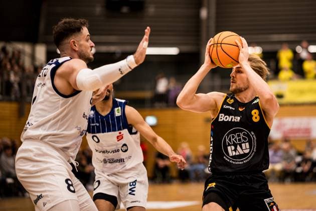 Barmer 2. Basketball Bundesliga Pro A: Sparkassen Stars Bochum - Bozic Estriche Knights Kirchheim; 15.11.2025 Kilian Dietz (Sparkassen Stars Bochum, 8), Lucas Mayer (Bozic Estriche Knights Kirchheim, 8) am Ball Barmer 2. Basketball Bundesliga Pro A: Sparkassen Stars Bochum - Bozic Estriche Knights Kirchheim; Bochum, Rundsporthalle, 15.11.2025 Copyright: xBEAUTIFULxSPORTS Wunderlx