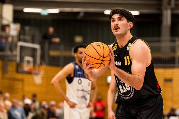 Barmer 2. Basketball Bundesliga Pro A: Sparkassen Stars Bochum - Bozic Estriche Knights Kirchheim; 15.11.2025 Nicholas Gerard Spinoso (Bozic Estriche Knights Kirchheim, 13) an der Freiwurflinie Barmer 2. Basketball Bundesliga Pro A: Sparkassen Stars Bochum - Bozic Estriche Knights Kirchheim; Bochum, Rundsporthalle, 15.11.2025 Copyright: xBEAUTIFULxSPORTS Wunderlx