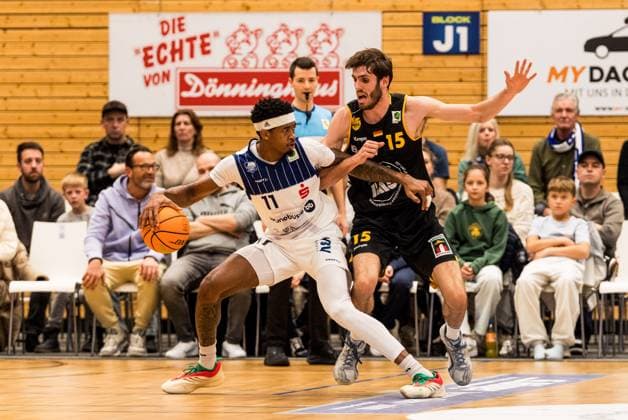 Barmer 2. Basketball Bundesliga Pro A: Sparkassen Stars Bochum - Bozic Estriche Knights Kirchheim; 15.11.2025 Dravon Magnum (Sparkassen Stars Bochum, 11) am Ball, Nil Failenschmid Clavera (Bozic Estriche Knights Kirchheim, 15) Barmer 2. Basketball Bundesliga Pro A: Sparkassen Stars Bochum - Bozic Estriche Knights Kirchheim; Bochum, Rundsporthalle, 15.11.2025 Copyright: xBEAUTIFULxSPORTS Wunderlx