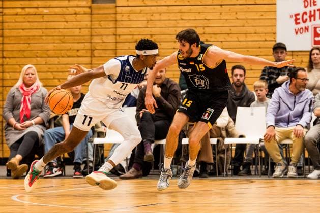 Barmer 2. Basketball Bundesliga Pro A: Sparkassen Stars Bochum - Bozic Estriche Knights Kirchheim; 15.11.2025 Dravon Magnum (Sparkassen Stars Bochum, 11) am Ball, Nil Failenschmid Clavera (Bozic Estriche Knights Kirchheim, 15) Barmer 2. Basketball Bundesliga Pro A: Sparkassen Stars Bochum - Bozic Estriche Knights Kirchheim; Bochum, Rundsporthalle, 15.11.2025 Copyright: xBEAUTIFULxSPORTS Wunderlx