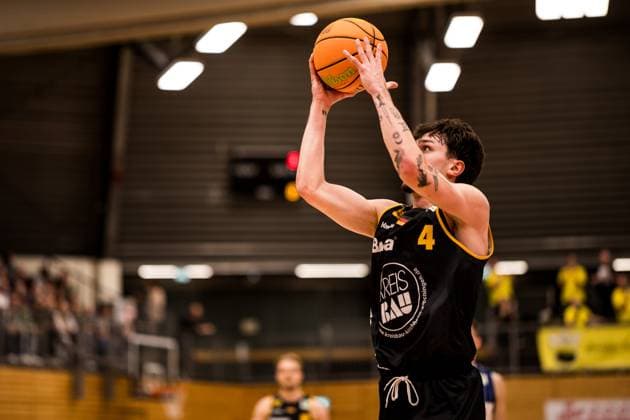 Barmer 2. Basketball Bundesliga Pro A: Sparkassen Stars Bochum - Bozic Estriche Knights Kirchheim; 15.11.2025 Gian Bahattin Aydinoglu (Bozic Estriche Knights Kirchheim, 4) im Wurf Barmer 2. Basketball Bundesliga Pro A: Sparkassen Stars Bochum - Bozic Estriche Knights Kirchheim; Bochum, Rundsporthalle, 15.11.2025 Copyright: xBEAUTIFULxSPORTS Wunderlx
