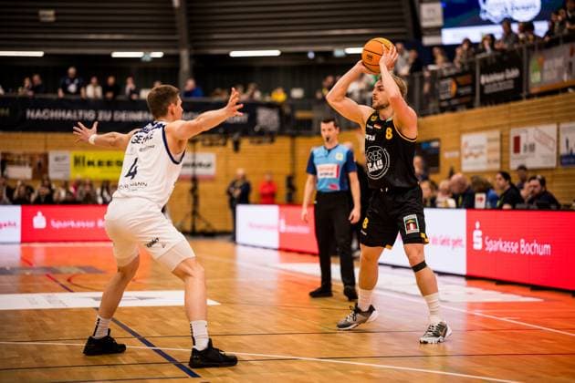 Barmer 2. Basketball Bundesliga Pro A: Sparkassen Stars Bochum - Bozic Estriche Knights Kirchheim; 15.11.2025 Niklas Geske (Sparkassen Stars Bochum, 4), Lucas Mayer (Bozic Estriche Knights Kirchheim, 8) am Ball Barmer 2. Basketball Bundesliga Pro A: Sparkassen Stars Bochum - Bozic Estriche Knights Kirchheim; Bochum, Rundsporthalle, 15.11.2025 Copyright: xBEAUTIFULxSPORTS Wunderlx