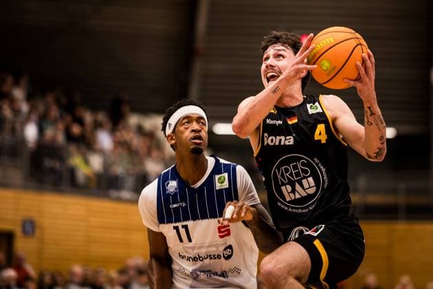 Barmer 2. Basketball Bundesliga Pro A: Sparkassen Stars Bochum - Bozic Estriche Knights Kirchheim; 15.11.2025 Dravon Magnum (Sparkassen Stars Bochum, 11), Gian Bahattin Aydinoglu (Bozic Estriche Knights Kirchheim, 4) im Wurf Barmer 2. Basketball Bundesliga Pro A: Sparkassen Stars Bochum - Bozic Estriche Knights Kirchheim; Bochum, Rundsporthalle, 15.11.2025 Copyright: xBEAUTIFULxSPORTS Wunderlx