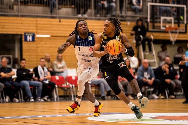 Barmer 2. Basketball Bundesliga Pro A: Sparkassen Stars Bochum - Bozic Estriche Knights Kirchheim; 15.11.2025 Antonio Deshon Williams (Sparkassen Stars Bochum, 1), Phillip Montreal Russell (Bozic Estriche Knights Kirchheim, 1) am Ball Barmer 2. Basketball Bundesliga Pro A: Sparkassen Stars Bochum - Bozic Estriche Knights Kirchheim; Bochum, Rundsporthalle, 15.11.2025 Copyright: xBEAUTIFULxSPORTS Wunderlx