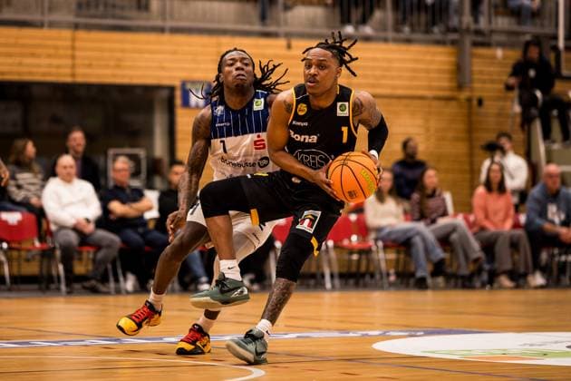 Barmer 2. Basketball Bundesliga Pro A: Sparkassen Stars Bochum - Bozic Estriche Knights Kirchheim; 15.11.2025 Antonio Deshon Williams (Sparkassen Stars Bochum, 1), Phillip Montreal Russell (Bozic Estriche Knights Kirchheim, 1) am Ball Barmer 2. Basketball Bundesliga Pro A: Sparkassen Stars Bochum - Bozic Estriche Knights Kirchheim; Bochum, Rundsporthalle, 15.11.2025 Copyright: xBEAUTIFULxSPORTS Wunderlx