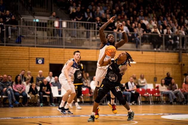 Barmer 2. Basketball Bundesliga Pro A: Sparkassen Stars Bochum - Bozic Estriche Knights Kirchheim; 15.11.2025 Antonio Deshon Williams (Sparkassen Stars Bochum, 1), Phillip Montreal Russell (Bozic Estriche Knights Kirchheim, 1) am Ball Barmer 2. Basketball Bundesliga Pro A: Sparkassen Stars Bochum - Bozic Estriche Knights Kirchheim; Bochum, Rundsporthalle, 15.11.2025 Copyright: xBEAUTIFULxSPORTS Wunderlx