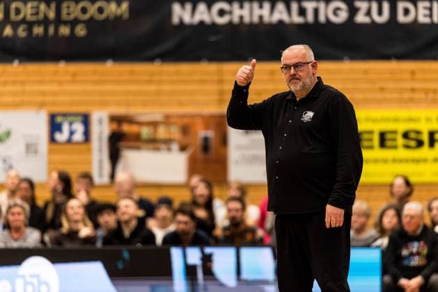 Barmer 2. Basketball Bundesliga Pro A: Sparkassen Stars Bochum - Bozic Estriche Knights Kirchheim; 15.11.2025 Felix Banobre (Trainer Sparkassen Stars Bochum) gestikuliert, Daumen hoch Barmer 2. Basketball Bundesliga Pro A: Sparkassen Stars Bochum - Bozic Estriche Knights Kirchheim; Bochum, Rundsporthalle, 15.11.2025 Copyright: xBEAUTIFULxSPORTS Wunderlx