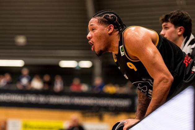 Barmer 2. Basketball Bundesliga Pro A: Sparkassen Stars Bochum - Bozic Estriche Knights Kirchheim; 15.11.2025 Tylan James Pope (Bozic Estriche Knights Kirchheim, 9) brüllt auf der Bank, feuert an Barmer 2. Basketball Bundesliga Pro A: Sparkassen Stars Bochum - Bozic Estriche Knights Kirchheim; Bochum, Rundsporthalle, 15.11.2025 Copyright: xBEAUTIFULxSPORTS Wunderlx