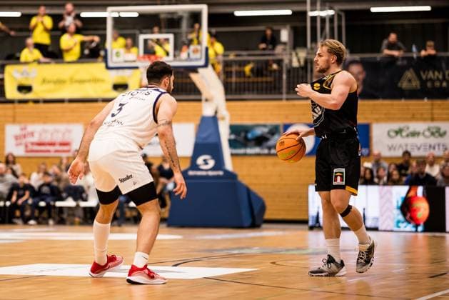 Barmer 2. Basketball Bundesliga Pro A: Sparkassen Stars Bochum - Bozic Estriche Knights Kirchheim; 15.11.2025 Marios Giotis (Sparkassen Stars Bochum, 3), Lucas Mayer (Bozic Estriche Knights Kirchheim, 8) am Ball Barmer 2. Basketball Bundesliga Pro A: Sparkassen Stars Bochum - Bozic Estriche Knights Kirchheim; Bochum, Rundsporthalle, 15.11.2025 Copyright: xBEAUTIFULxSPORTS Wunderlx