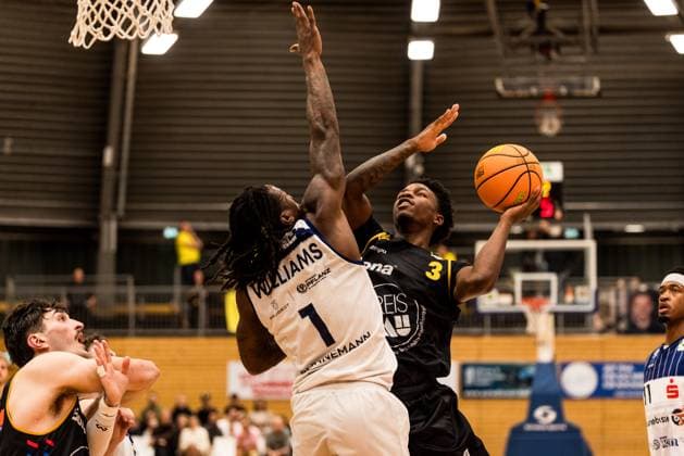 Barmer 2. Basketball Bundesliga Pro A: Sparkassen Stars Bochum - Bozic Estriche Knights Kirchheim; 15.11.2025 Antonio Deshon Williams (Sparkassen Stars Bochum, 1), Charles Tyrone Harris Jr. (Bozic Estriche Knights Kirchheim, 3) im Wurf Barmer 2. Basketball Bundesliga Pro A: Sparkassen Stars Bochum - Bozic Estriche Knights Kirchheim; Bochum, Rundsporthalle, 15.11.2025 Copyright: xBEAUTIFULxSPORTS Wunderlx