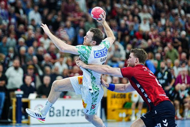 Felix Claar (SC Magdeburg, 07), Johannes Golla (SG Flensburg-Handewitt, 04) GER, SG Flensburg-Handewitt vs. SC Magdeburg, Handball, Bundesliga, Spieltag 12, Saison 2026 2026, 15.11.2025 GER, SG Flensburg-Handewitt vs. SC Magdeburg, Handball, Bundesliga, Spieltag 12, Saison 2026 2026, 15.11.2025 Flensburg Copyright: xEibner-Pressefoto MarcelxvonxFehrnx EP_MFN