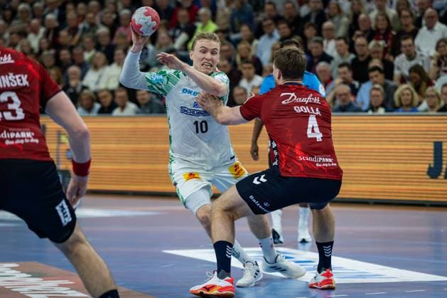 DAIKIN HBL: SG Flensburg-Handewitt vs SC Magdeburg; 15.11.25 Gisli Kristjansson (Nr.10, SC Magdeburg) gegen Johannes Golla (Nr.04, SG Flensburg-Handewitt) DAIKIN HBL: SG Flensburg-Handewitt vs SC Magdeburg, GP JOULE Arena am 15.11.25 Copyright: xBEAUTIFULxSPORTS MarioxM.xKobergx