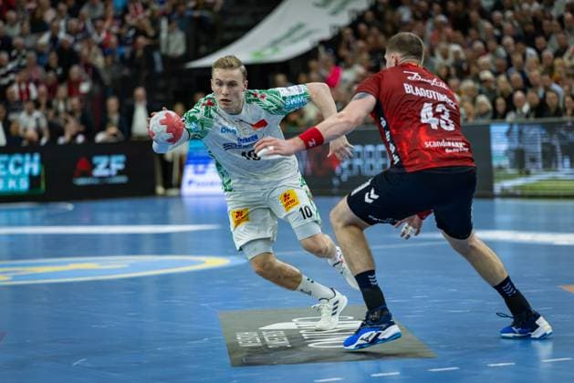 DAIKIN HBL: SG Flensburg-Handewitt vs SC Magdeburg; 15.11.25 Gisli Kristjansson (Nr.10, SC Magdeburg) gegen Blaz Blagotinsek (Nr.43, SG Flensburg-Handewitt) DAIKIN HBL: SG Flensburg-Handewitt vs SC Magdeburg, GP JOULE Arena am 15.11.25 Copyright: xBEAUTIFULxSPORTS MarioxM.xKobergx