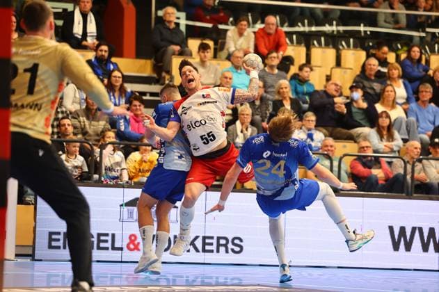 Torwurf von Csaba Leimeter (Balingen) im Zweikampf mit Ben Connar Battermann (Grosswallstadt, rechts) TV Grosswallstadt - HBW Balingen-Weilstetten, Handball, 2. Bundesliga, 15.11.2025 TV Grosswallstadt - HBW Balingen-Weilstetten, Handball, 2. Bundesliga, 15.11.2025 Elsenfeld Copyright: xEibner-Pressefotox EP_RWS