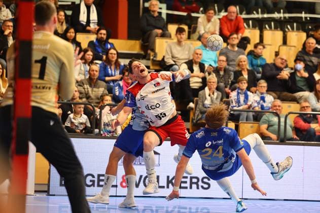 Torwurf von Csaba Leimeter (Balingen) im Zweikampf mit Ben Connar Battermann (Grosswallstadt, rechts) TV Grosswallstadt - HBW Balingen-Weilstetten, Handball, 2. Bundesliga, 15.11.2025 TV Grosswallstadt - HBW Balingen-Weilstetten, Handball, 2. Bundesliga, 15.11.2025 Elsenfeld Copyright: xEibner-Pressefotox EP_RWS