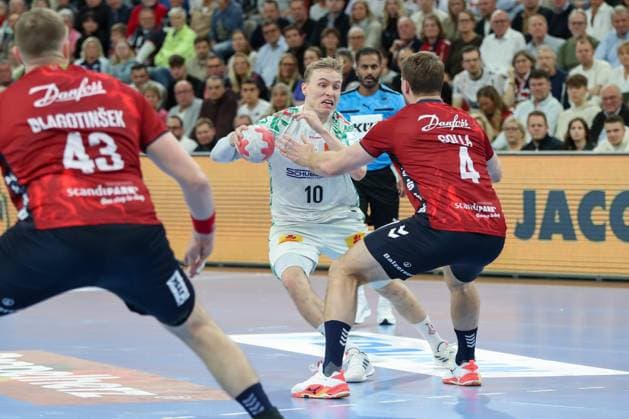 15.11.2025, xgox, Handball, Daikin HBL, SG Flensburg Handewitt - SC Magdeburg v.l. Gisli Thorgeir Kristjansson (Magdeburg, 10), Johannes Golla (Flensburg, 4) Flensburg