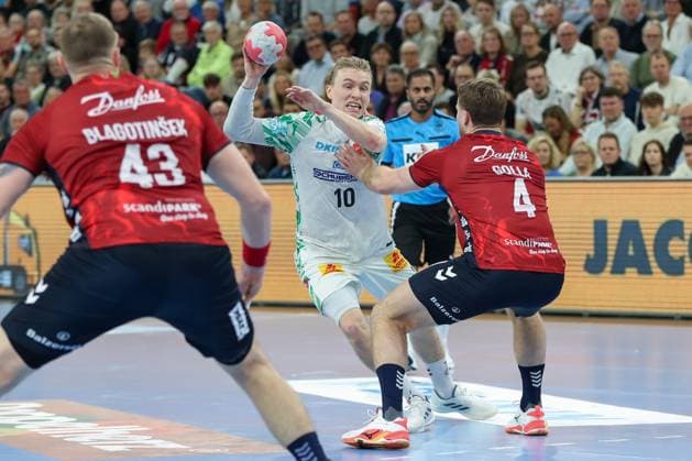 15.11.2025, xgox, Handball, Daikin HBL, SG Flensburg Handewitt - SC Magdeburg v.l. Gisli Thorgeir Kristjansson (Magdeburg, 10), Johannes Golla (Flensburg, 4) Flensburg