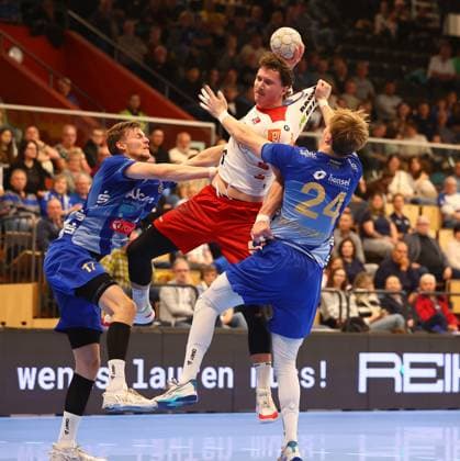Torwurf von Mex Raguse (Balingen) im Zweikampf mit Sebastian Trost (Grosswallstadt, links) und Ben Connar Battermann (Grosswallstadt) TV Grosswallstadt - HBW Balingen-Weilstetten, Handball, 2. Bundesliga, 15.11.2025 TV Grosswallstadt - HBW Balingen-Weilstetten, Handball, 2. Bundesliga, 15.11.2025 Elsenfeld Copyright: xEibner-Pressefotox EP_RWS